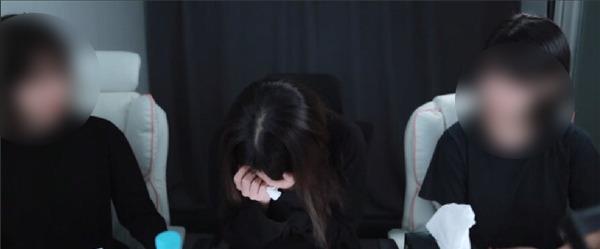 模特在Twitch直播中描述性侵犯指控（在线社区Fomos）